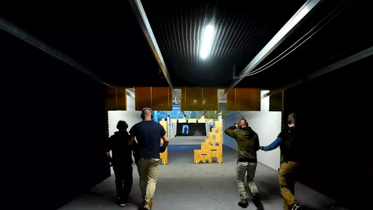 Czechs provide free shooting training for local Ukrainians