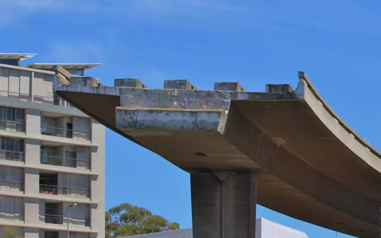 The incomplete Foreshore freeway will take 9 years to be completed