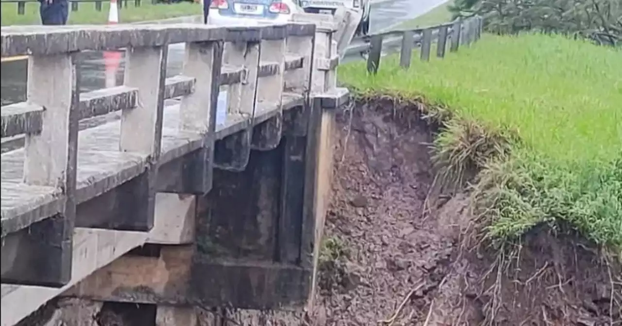 Inundaciones en Corrientes: más de 100 familias evacuadas, una ruta cortada y peligro de derrumbe de un puente