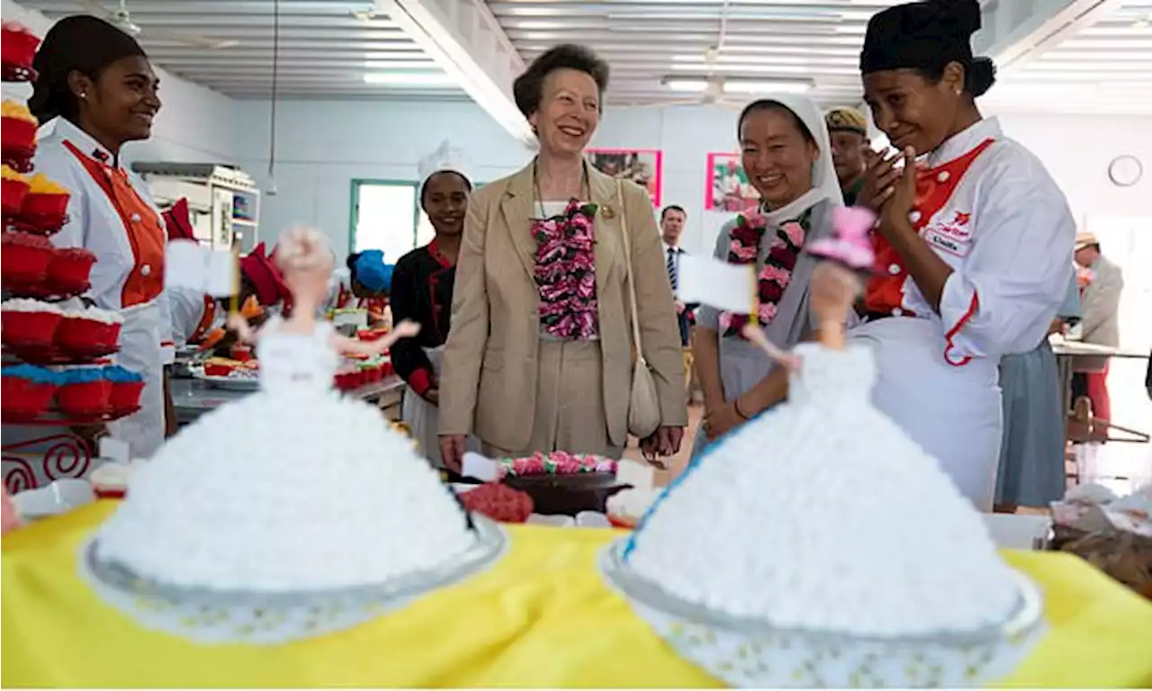 Princess Anne welcomed by schoolchildren in Papua New Guinea