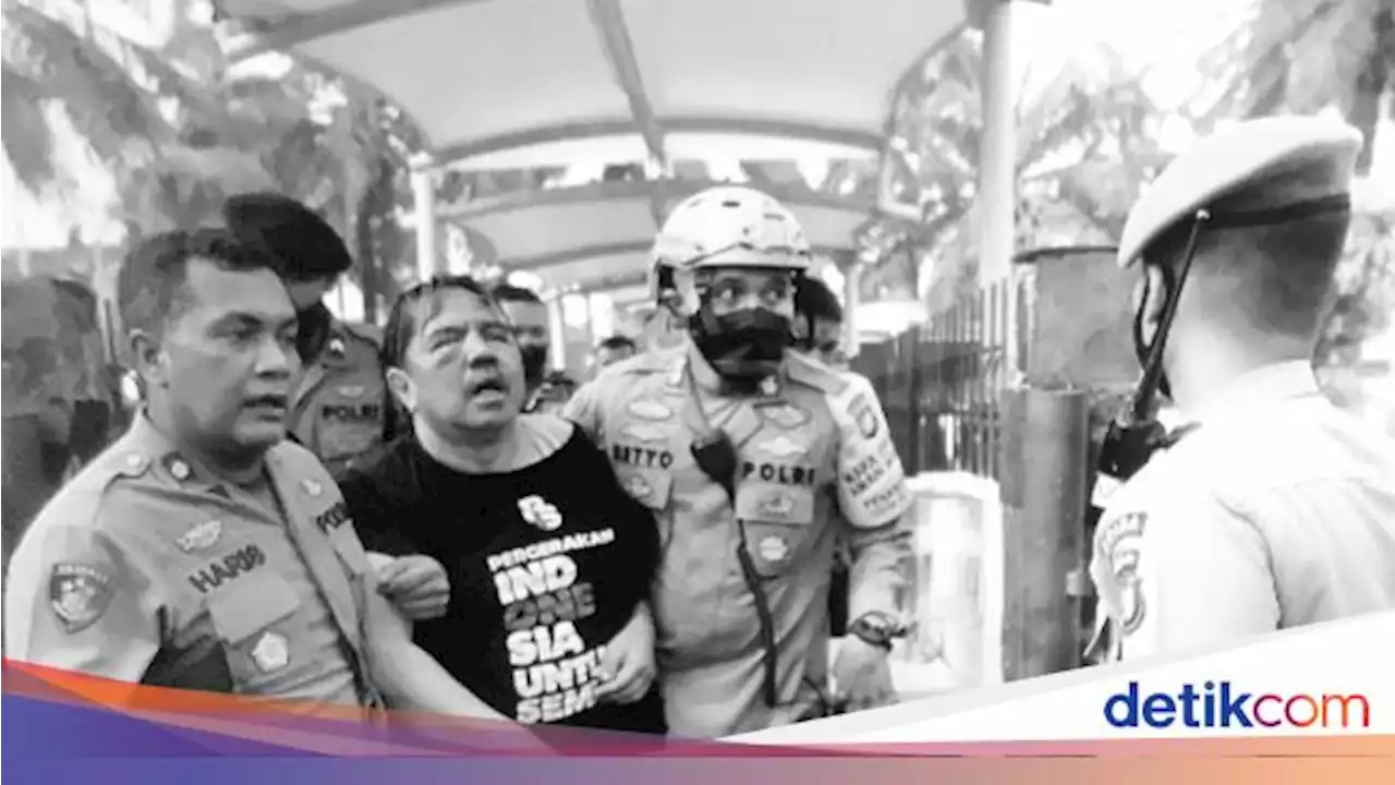 Babak Belur, Ade Armando Sempat Cekcok Lawan Emak-emak Pendemo