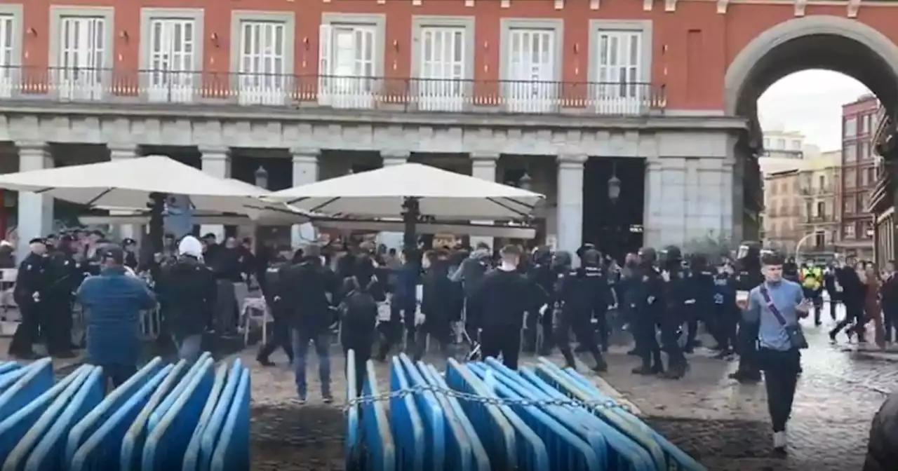 Video: la Policía reprimió a hinchas ingleses en la previa de la Champions