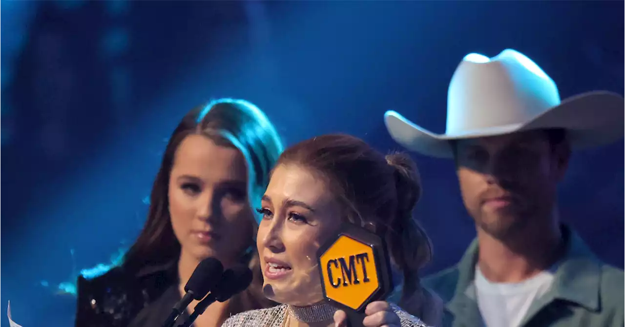 Fall in Love With Maddie & Tae's Emotional 2022 CMT Music Awards Acceptance Speech - E! Online