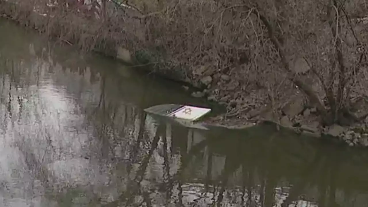 Partially submerged boat on Chicago River draws ire of neighborhood