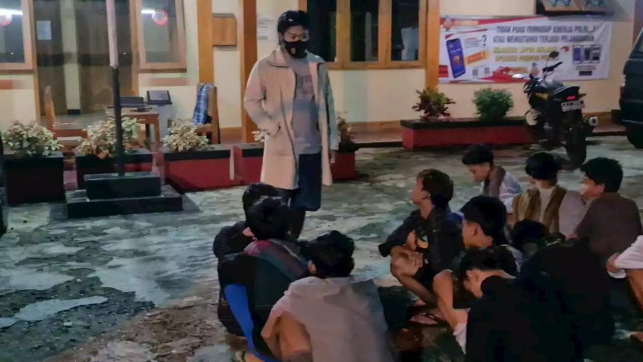 Lihat, Polisi Tangkap Puluhan Remaja Pelaku Perang Sarung