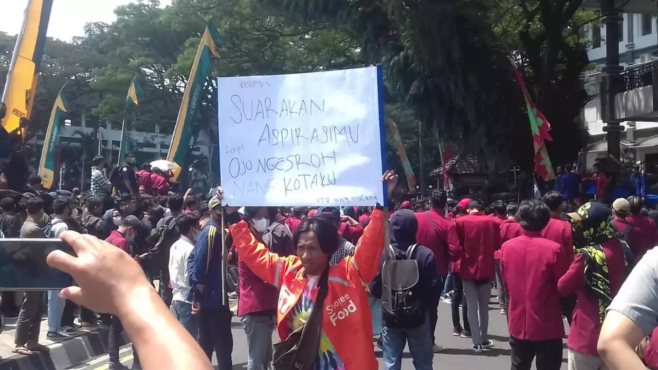 Pemandangan Menarik Saat Demo Mahasiswa di Malang, 'Ojo Ngesroh Nang Kotaku