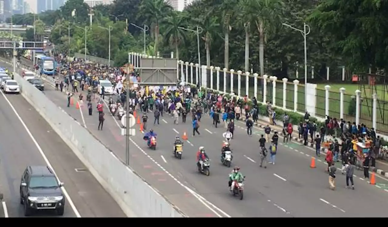 Keberadaan Ade Armando di Tengah Aksi BEM SI Sedang Buat Konten Pergerakan Indonesia