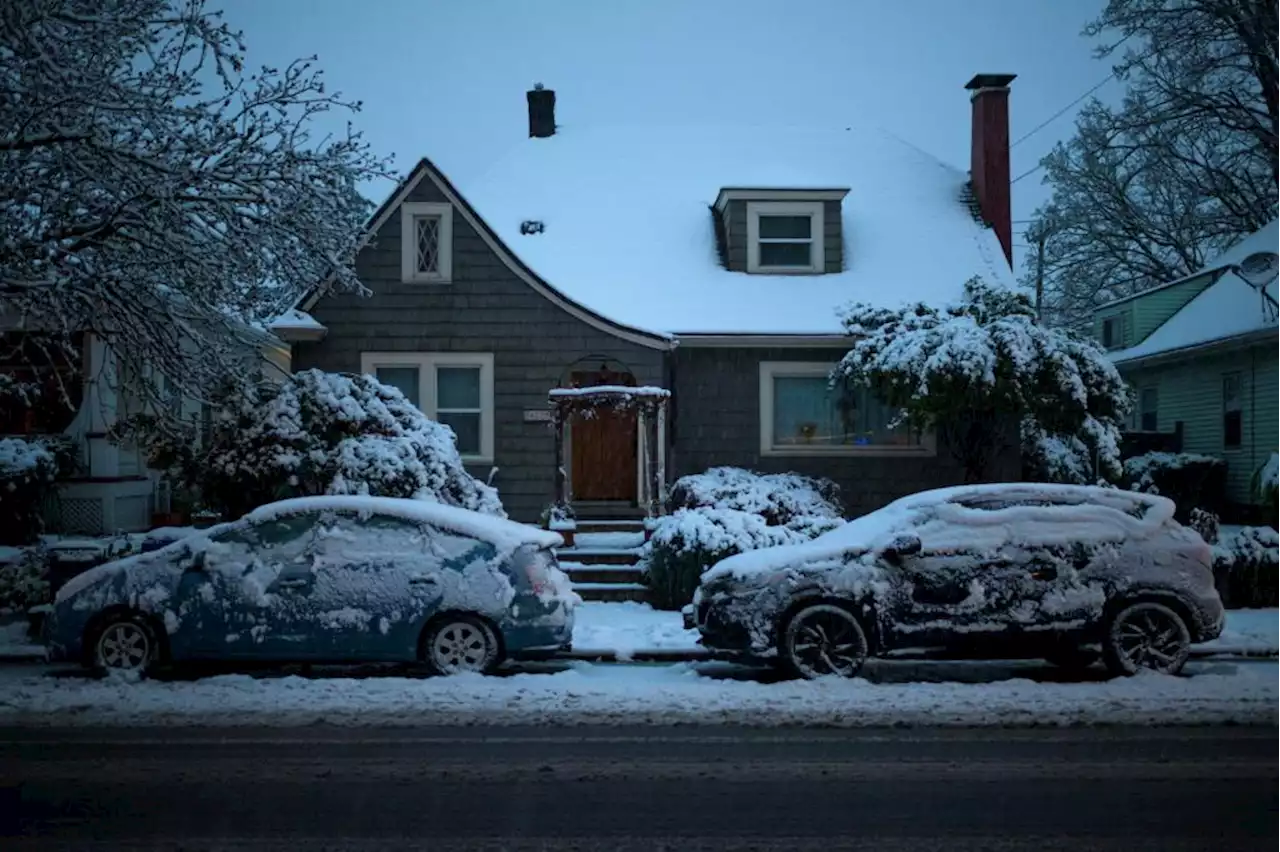 Portland, Ore., wakes up to rare April snowfall