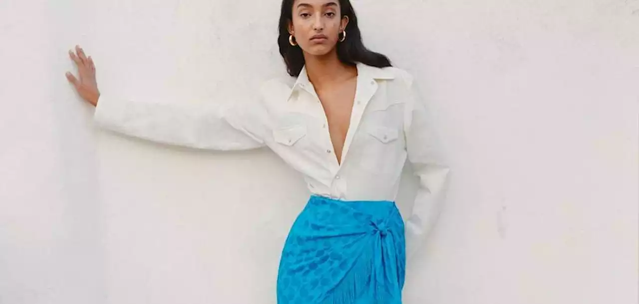 Así es la espectacular falda con flecos que mejor sienta y que tienes que llevar con camisa blanca para un look rejuvenecedor inmediato