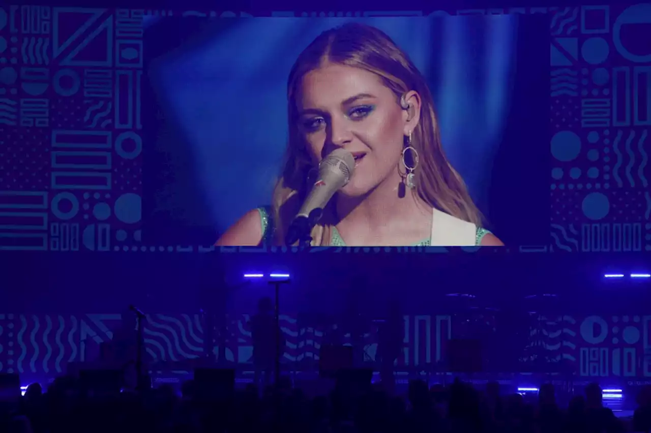 Kelsea Ballerini co-hosts CMT Awards from home after positive COVID test