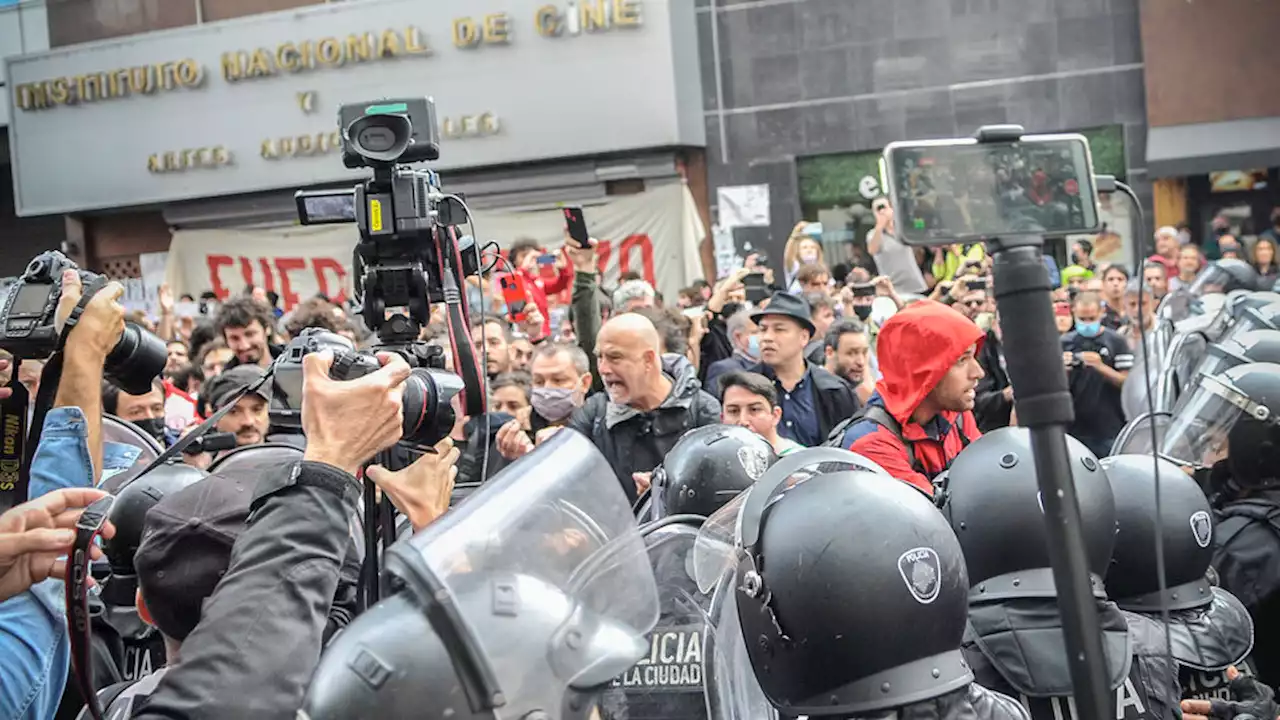 Tiempo final para la gestión de Luis Puenzo | Tras los incidentes y la represión de la policía porteña en el INCAA