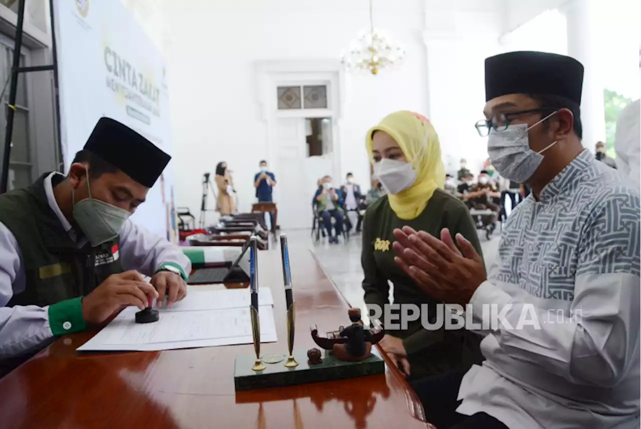 Ridwan Kamil Tunaikan Zakat Melalui Baznas Jawa Barat