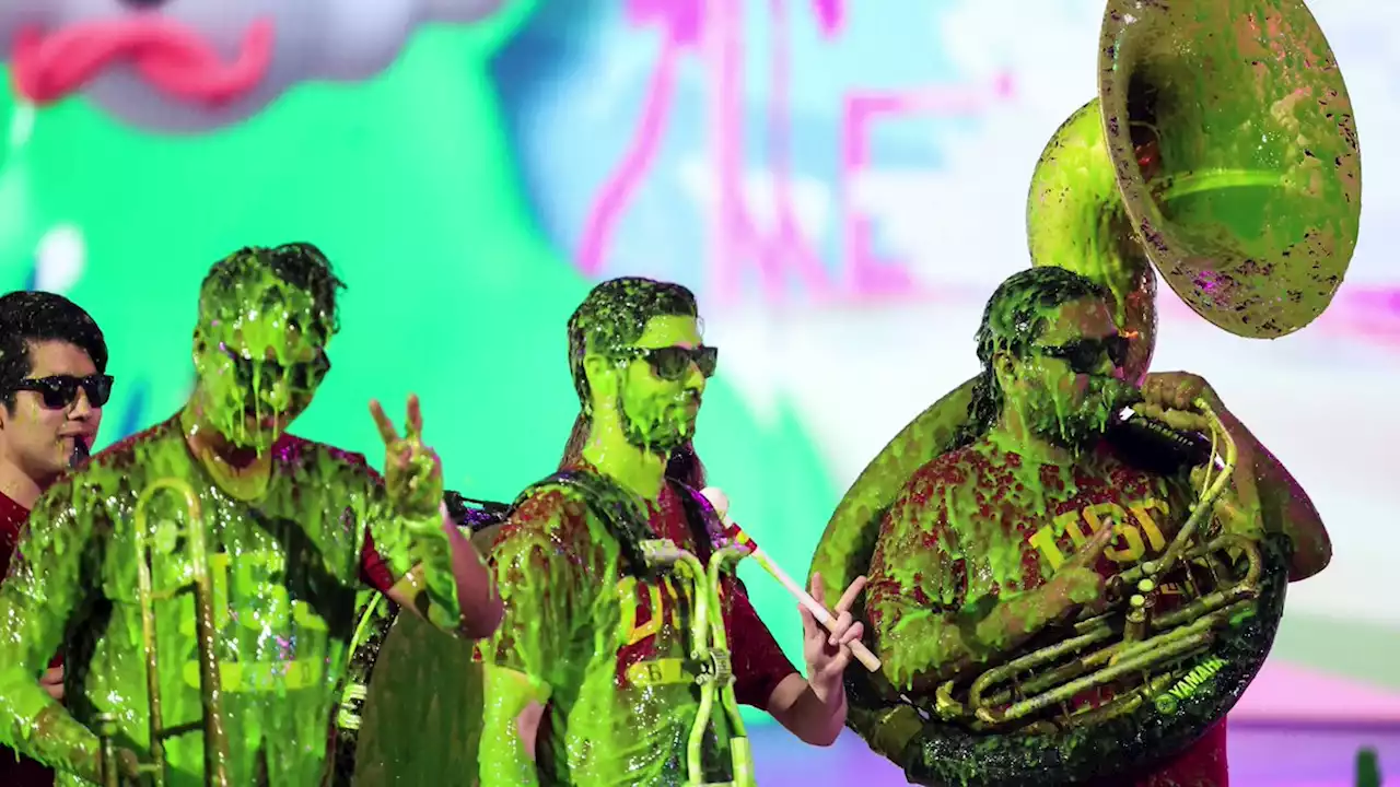 Celebrities get slimed at Nickelodeon Kids' Choice Awards | Pictures | Reuters