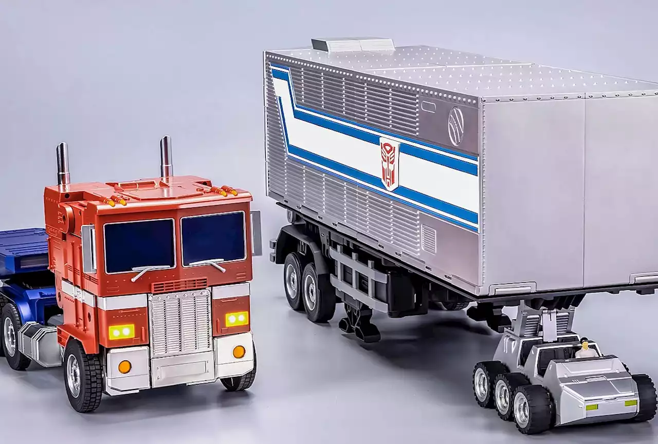 The Auto-Transforming Optimus Prime Toy Now Has an Auto-Transforming Trailer