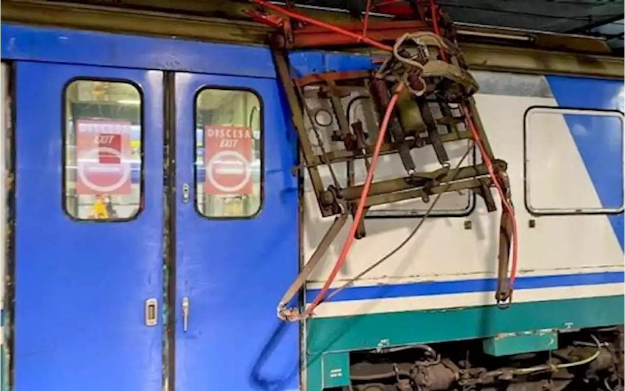 Napoli, trivella cade da metro linea 2 su treno in corsa: 5 feriti