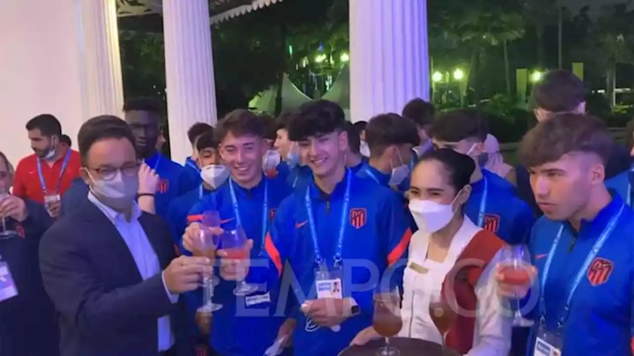 Anies Baswedan Suguhi Atletico Madrid U-18 dengan Bir Pletok