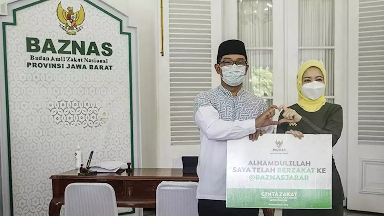 Ridwan Kamil Ditemani Istri Serahkan Zakat Lewat Baznas Jabar