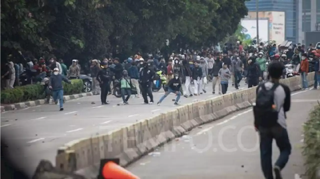 Separator Transjakarta Depan DPR Rusak karena Kerusuhan Usai Demo 11 April