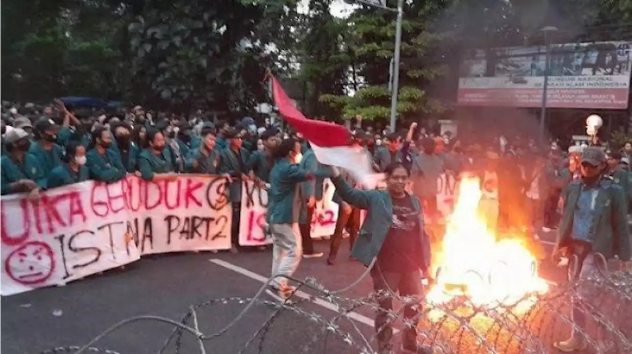 Bakar Ban Bekas di Depan Istana Bogor, Mahasiswa UIKA Minta Jokowi Pecat Menteri Perdagangan - Tribunnews.com