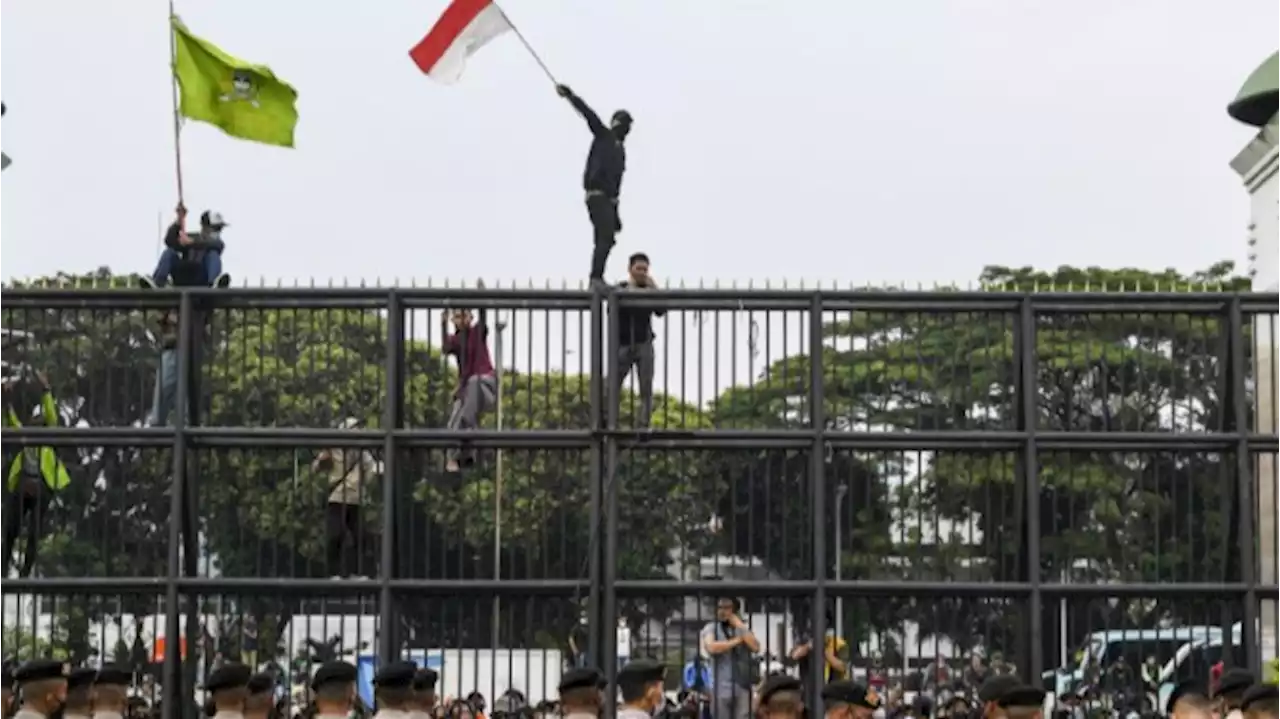 Polisi Vaksin Ratusan Orang di Jakbar Saat Ingin Ikut Melakukan Demonstrasi di Gedung DPR