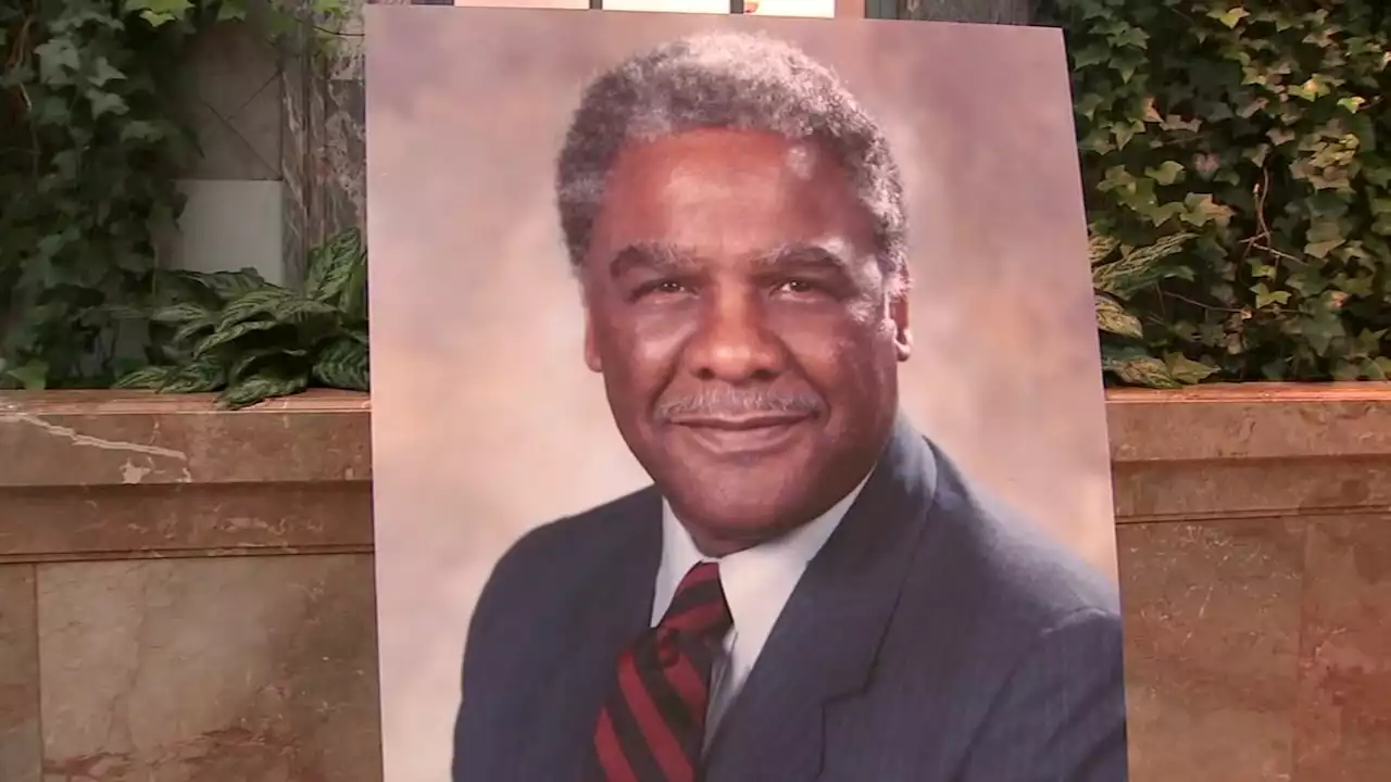 Party marks Harold Washington's 100th birthday at his namesake library