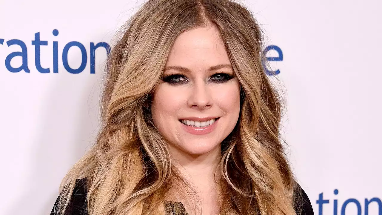 IDK What's More Blinding: Avril Lavigne's Engagement Ring or Her Neon-Orange Manicure