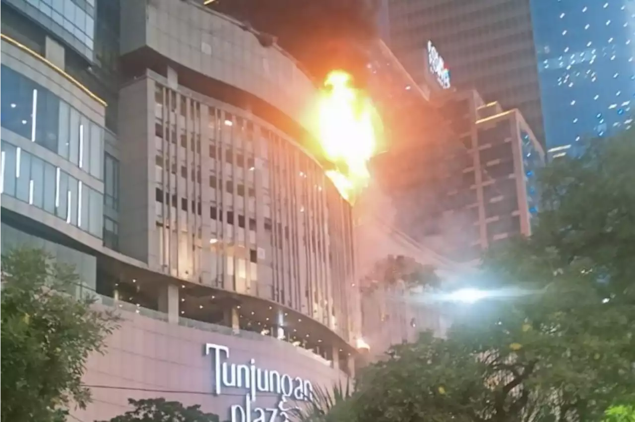 Rabu petang, Tunjungan Plaza 5 Surabaya terbakar