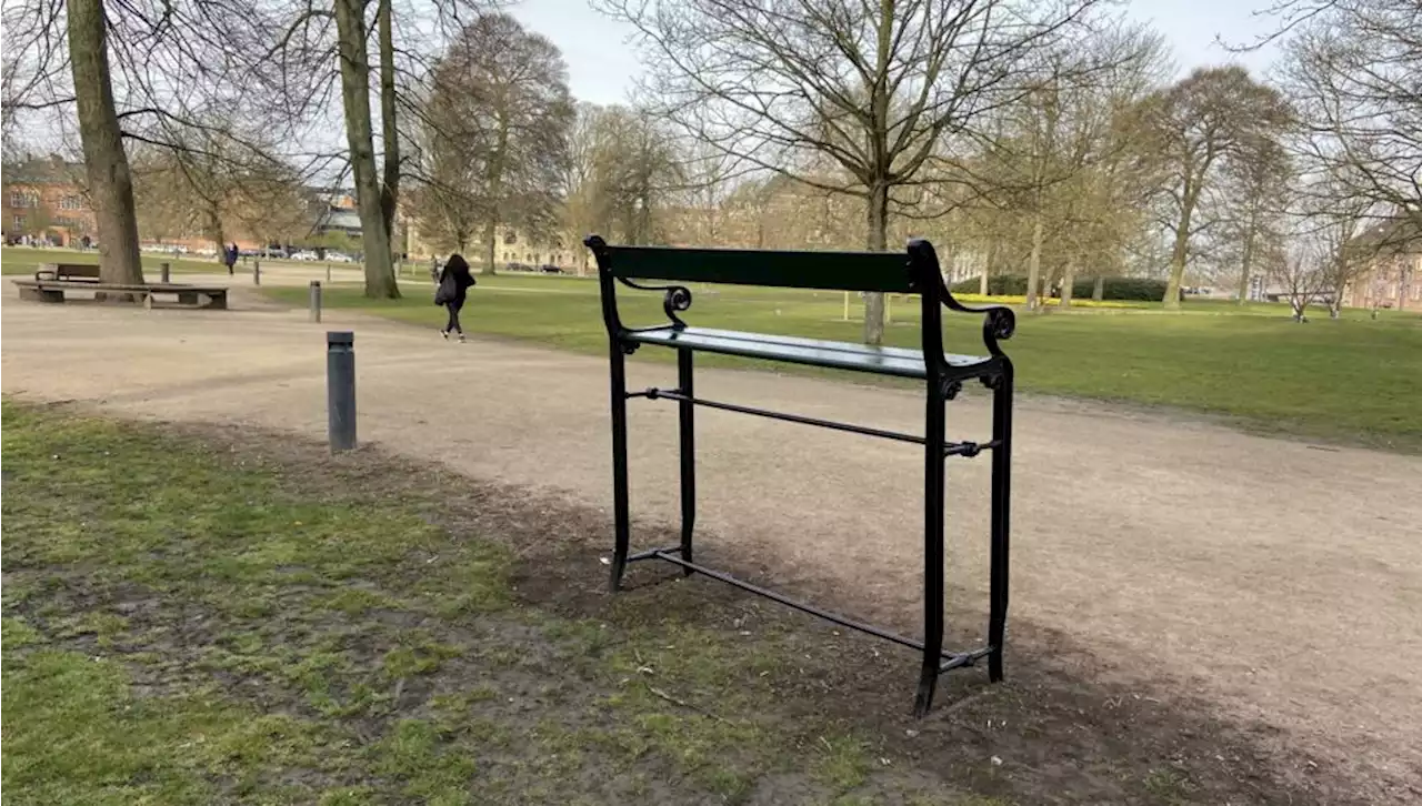 Har du også undret dig? Derfor står der en overdimensioneret bænk i bycentrum