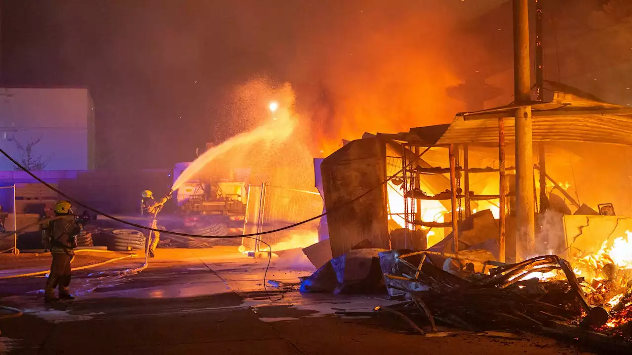 Holzwerkstatt und Regallager brennen in Marzahn