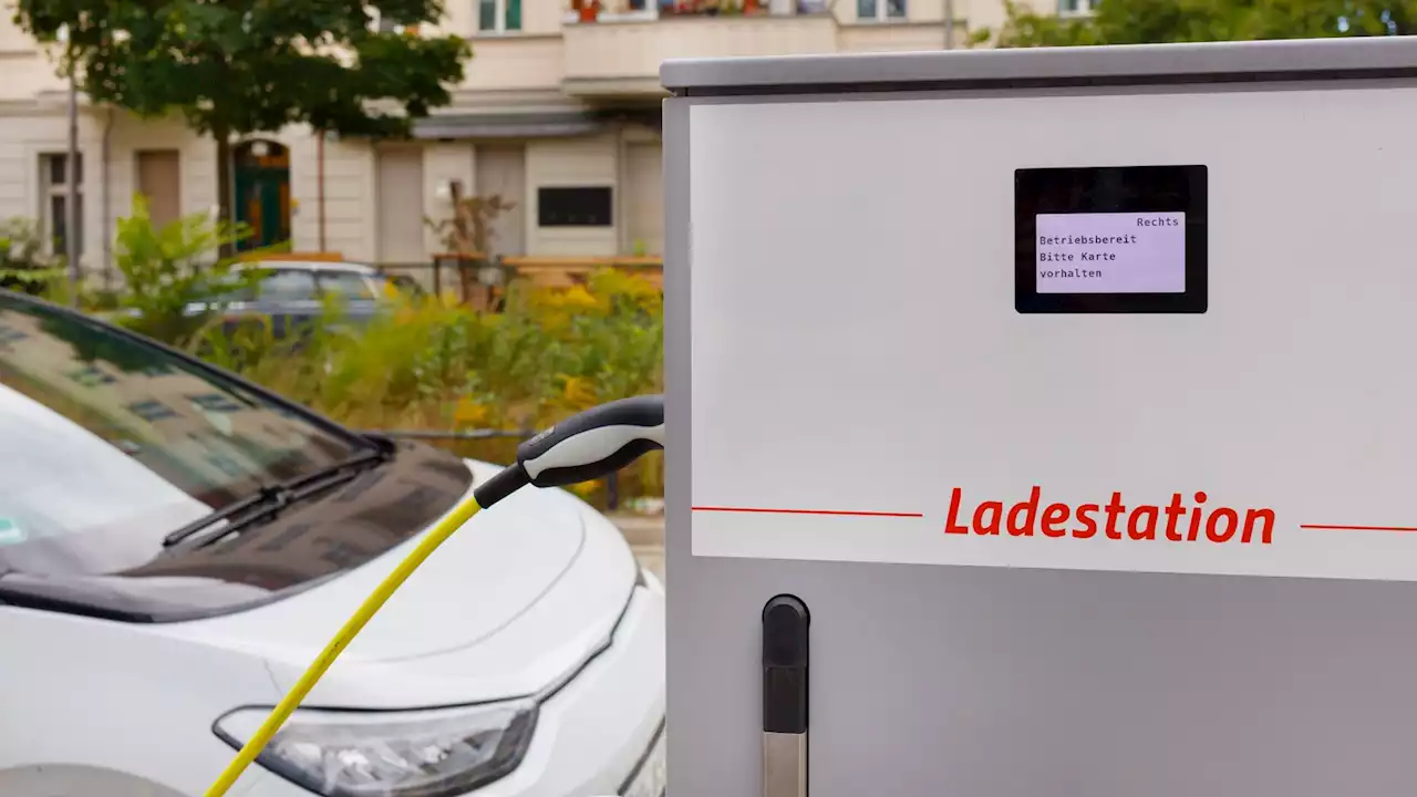 Immer mehr E-Autos in Berlin, aber kaum Ladesäulen