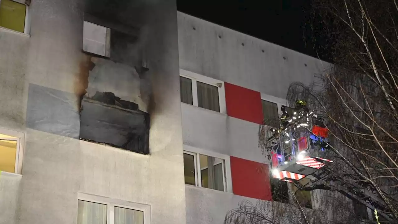 Mann springt bei Brand in Wohnheim aus Fenster – schwer verletzt