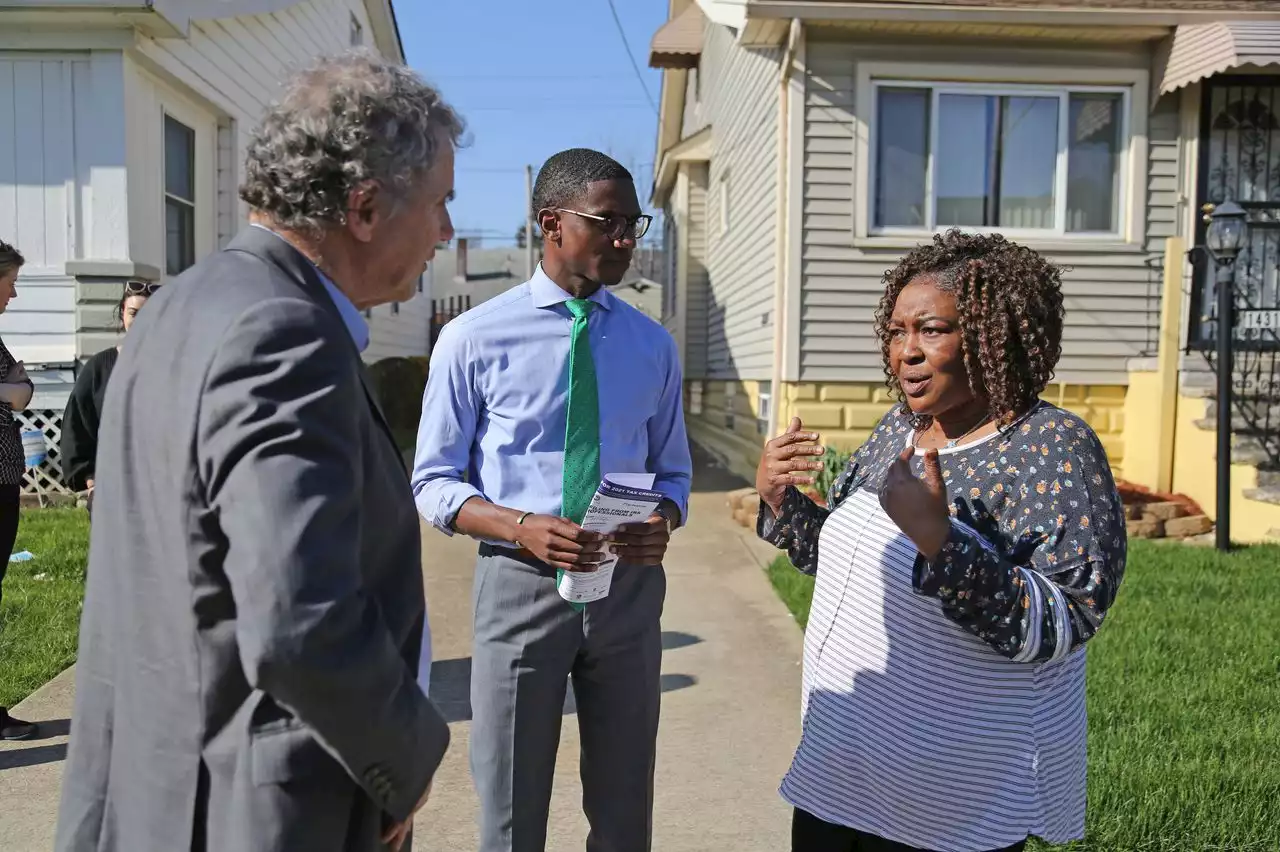 Sen. Sherrod Brown, Mayor Justin Bibb and others knock on doors in Cleveland’s Mount Pleasant to promote federal Child Tax Credit