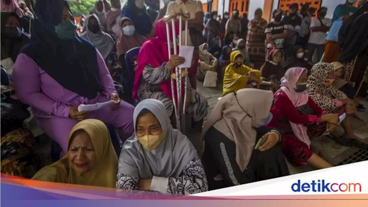 Warga Tegal dan Banjarmasin Ramai-ramai Antre BLT Minyak Goreng