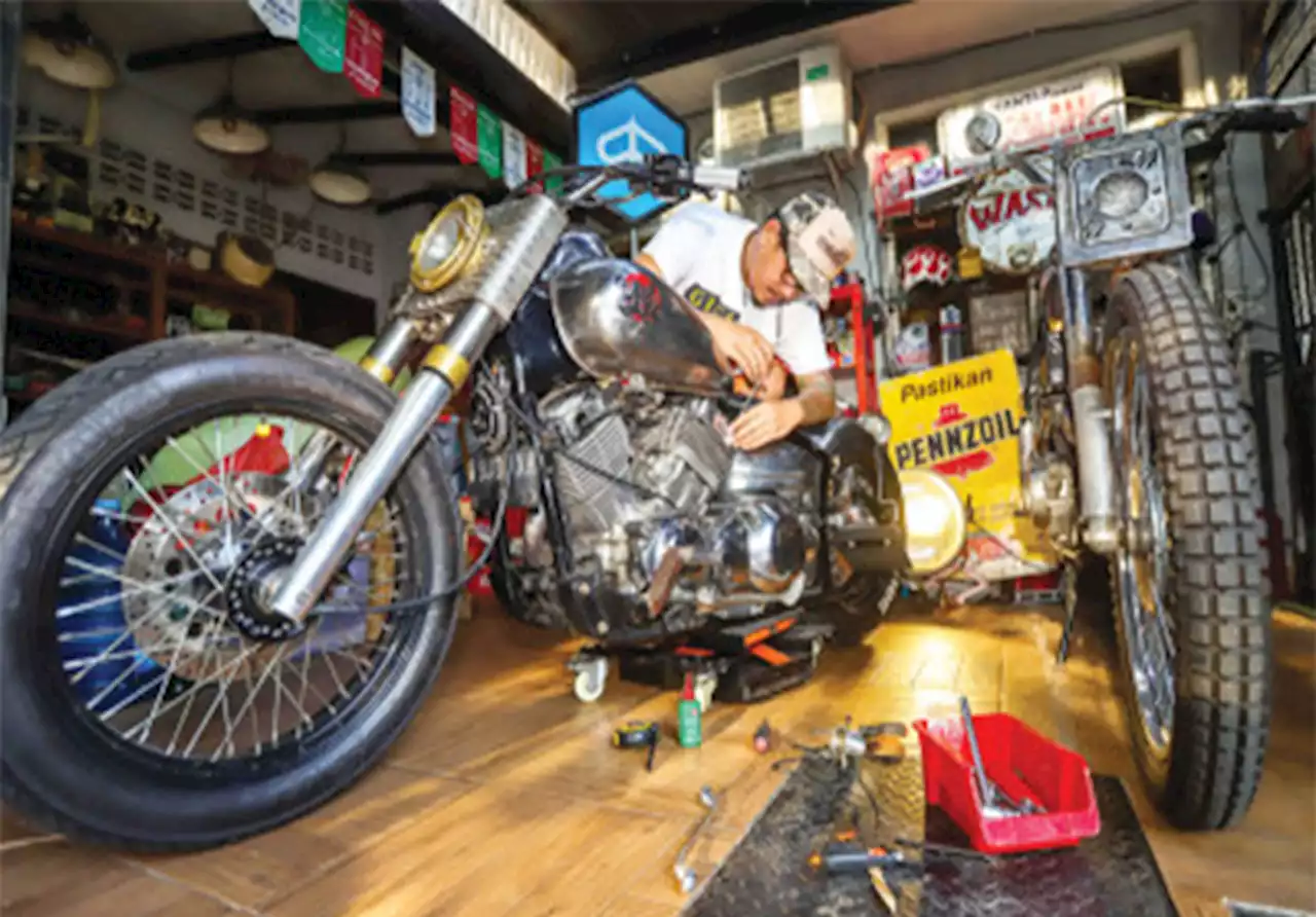 Pelaku UMKM Surabaya Bikin Custom Motor Unik Berbahan Vintage