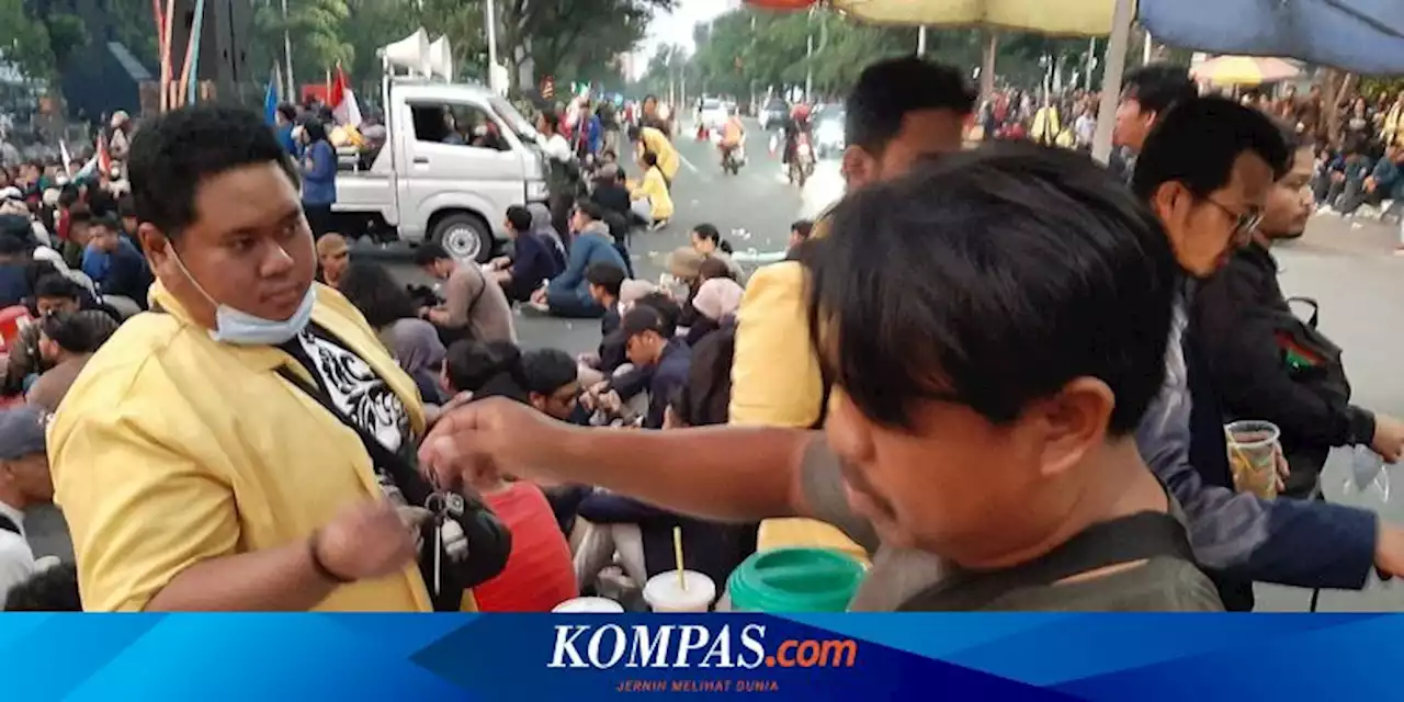 Berkah Penjual Es Teh Keliling Saat Ada Aksi Demo di Depan Kantor Gubernur Jateng