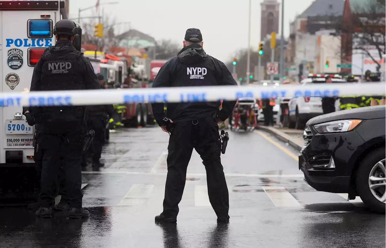 Après la fusillade dans le métro de New York, la police à la poursuite du tireur