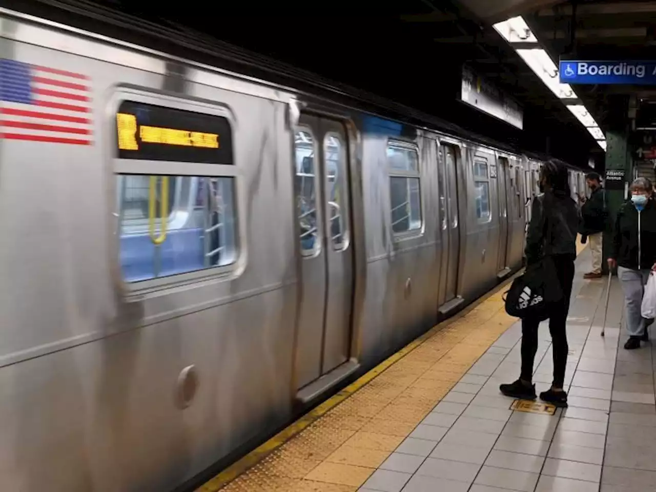 Le suspect des tirs dans le métro de New York arrêté et poursuivi pour « attaque terroriste »