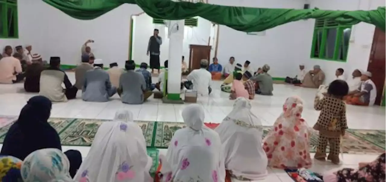 Kemala Lembata Hibahkan Alquran dari Masjid ke Masjid