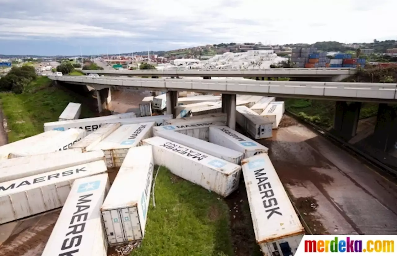 Foto : Banjir di Afrika Selatan, Puluhan Peti Kemas Hanyut Bergelimpangan | merdeka.com