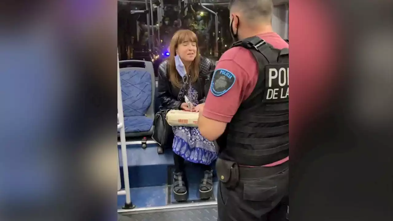 Bajaron a una mujer de un colectivo por no usar barbijo