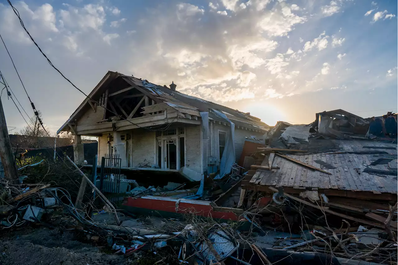 U.S. Tornadoes: Severe weather smashes Texas, Louisiana, Missouri, Iowa