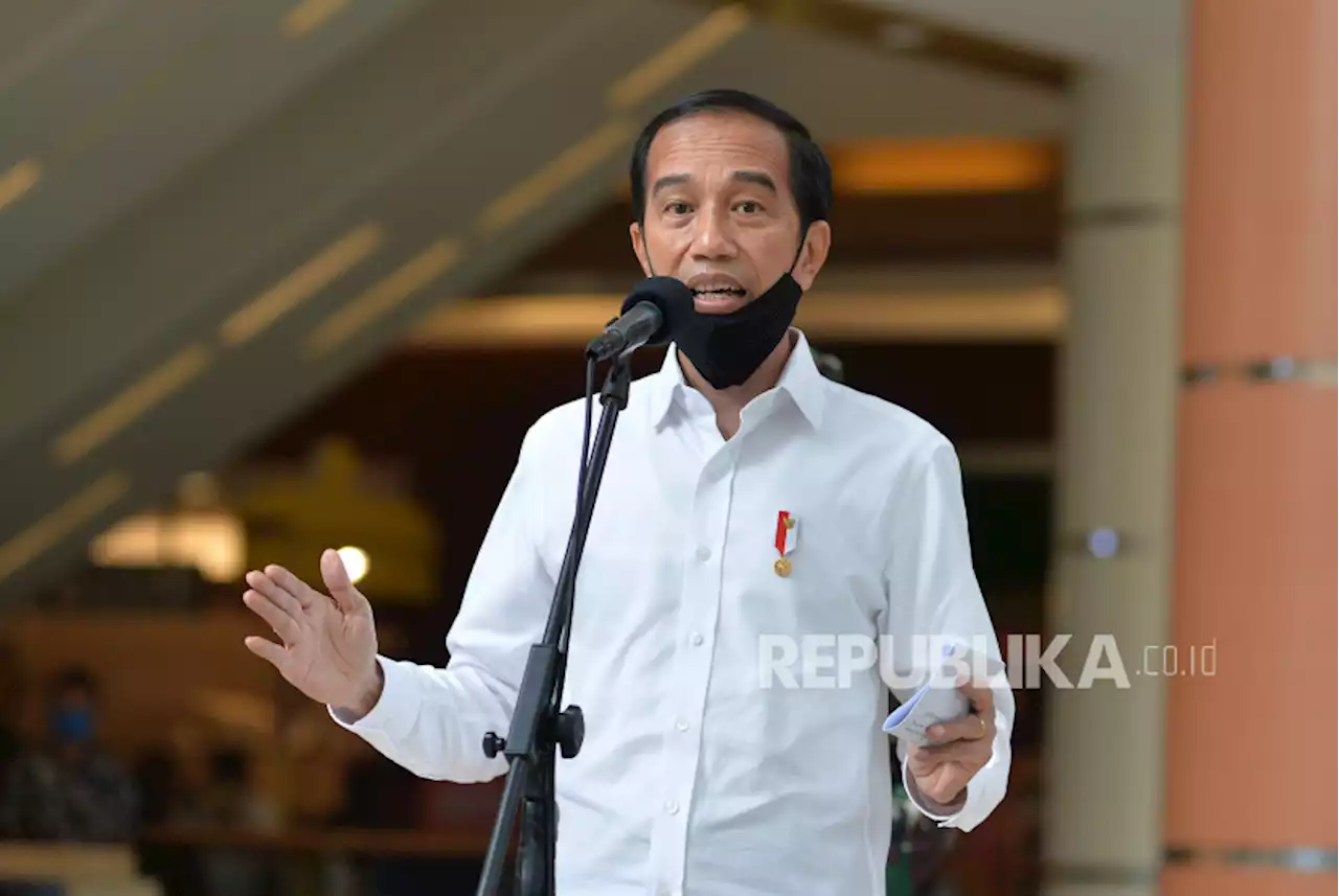 Bagi Bansos di Cirebon, Jokowi: Covid-19 Melandai, Ekonomi Menggeliat |Republika Online