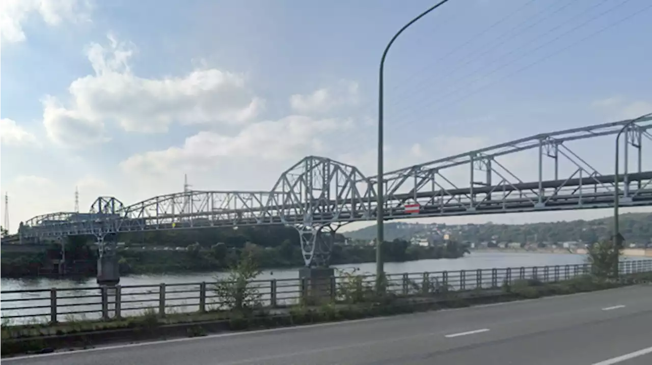 Un bateau heurte une passerelle sur la Meuse à Liège: stabilité menacée, la circulation perturbée