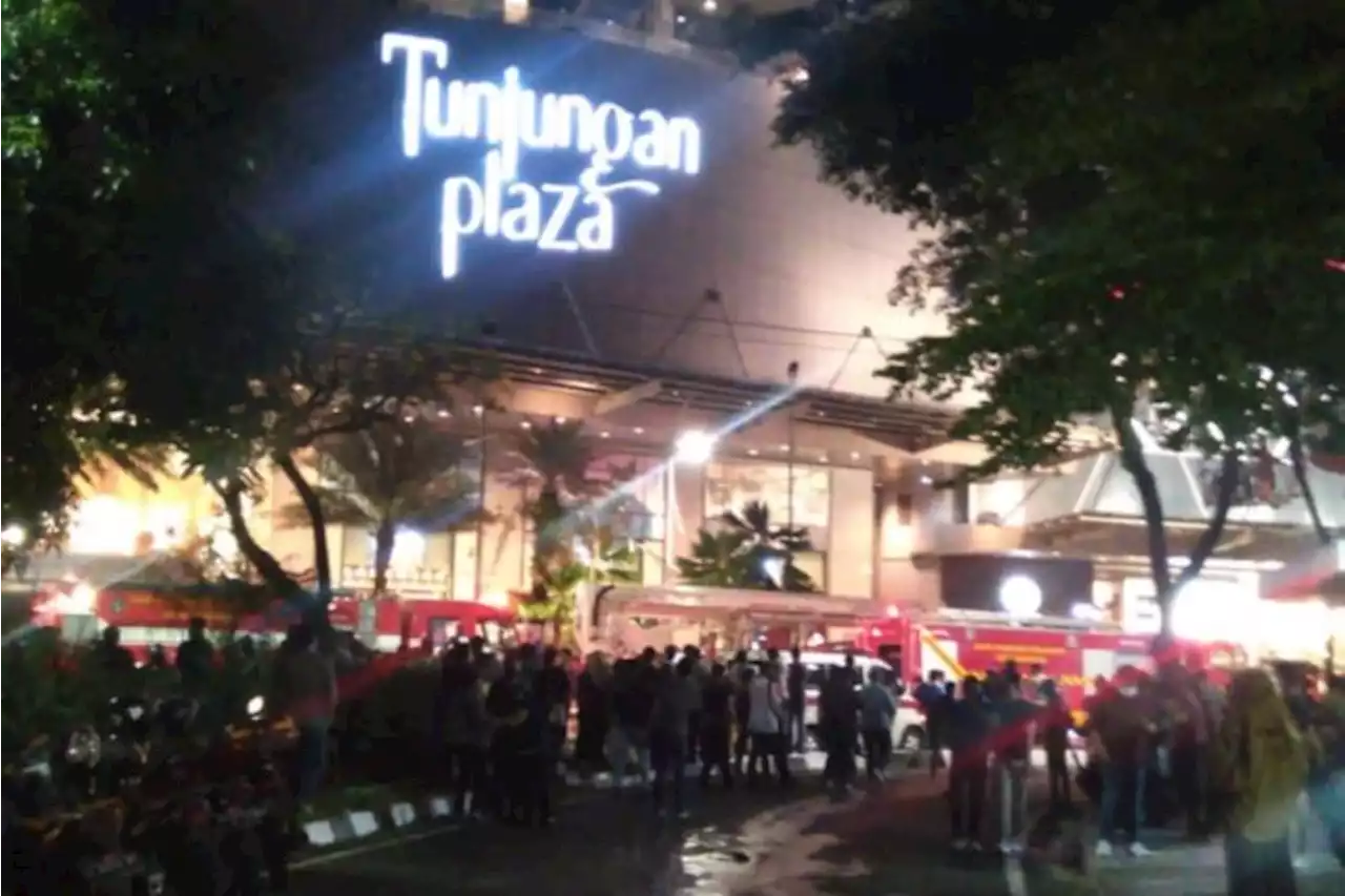 Ratusan Pengunjung Berlarian saat Tunjungan Plaza Surabaya Kebakaran