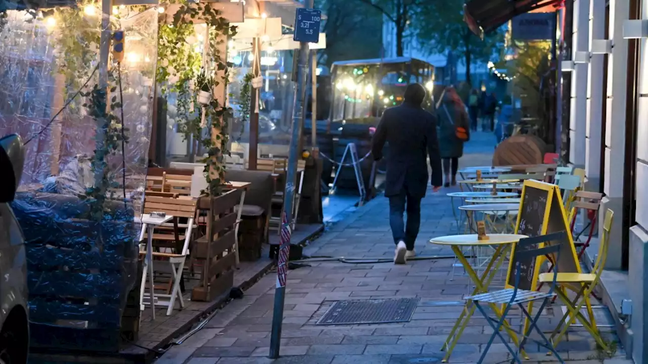 München: Wegen der Freischankflächen wird es für Fußgänger oft eng