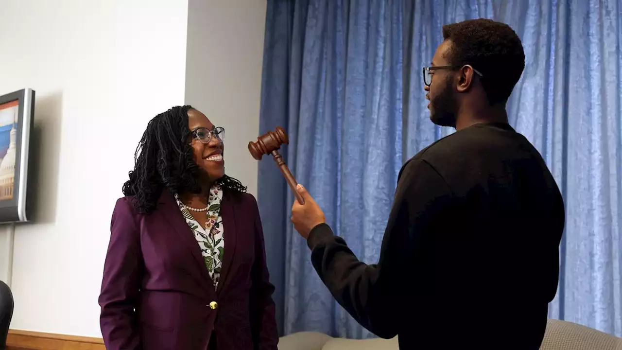 Supreme Court IT Guy Walks Ketanji Brown Jackson Through Logging Into Gavel