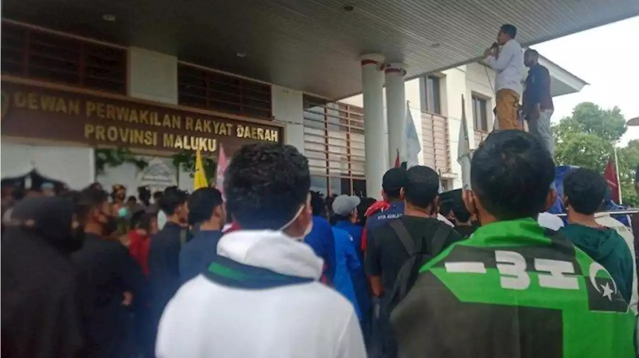 Demo di DPRD Maluku, Orator; Jangan Susahkan Warga dengan Naikkan Harga BBM - Tribunambon.com