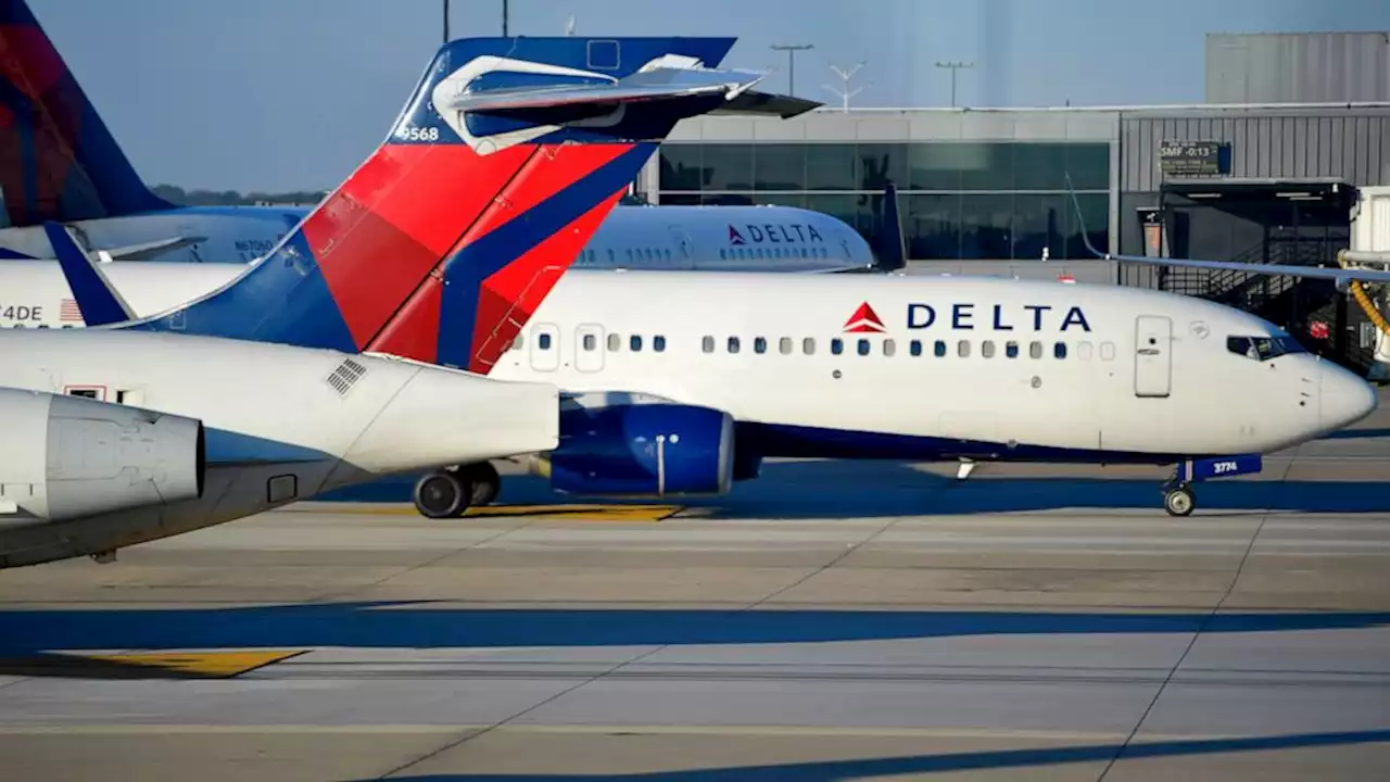 Delta loses $940 million in Q1, but bookings, revenue, surge