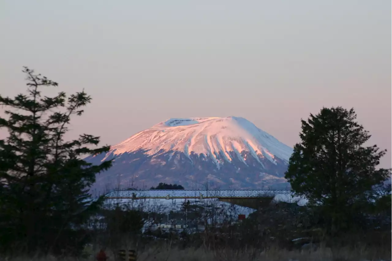 Earthquakes recorded near Alaska volcano dormant 800 years - Alaska Public Media