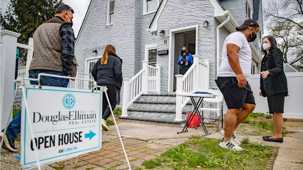 Mortgage rates hit 5%, highest in more than a decade